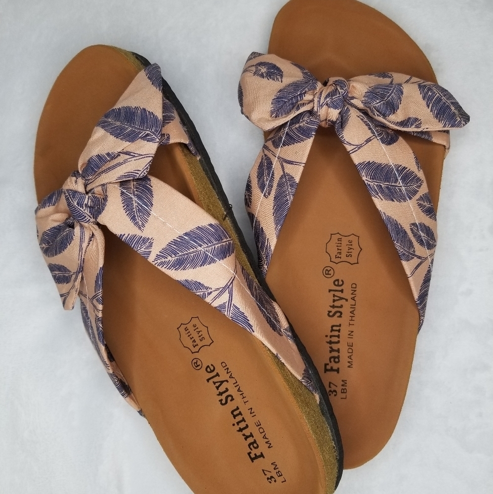 NWOT Sandals with bow accent